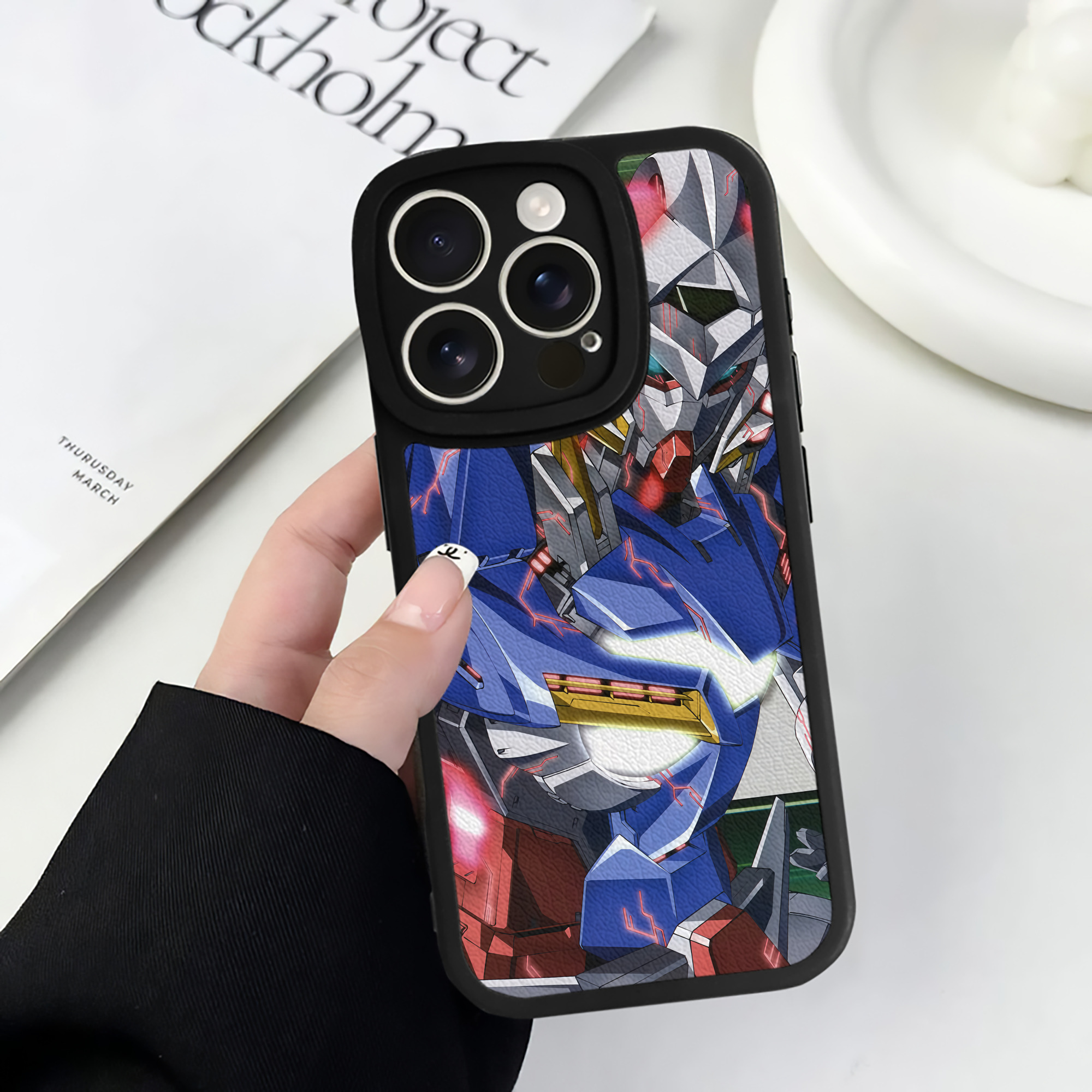 （画像用） 機動戦士ガンダム Mobile Suit Gundam 【iPhone 16シリーズ対応】シリコンスマホケース（レザー調） 材質：シリコン